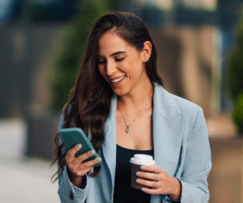 executiva na rua vendo celular