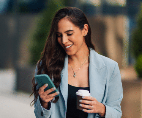 executiva na rua vendo celular